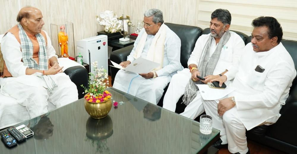 Siddaramaiah meets Defence Minister in Delhi, seeks approval for Dasara air show and Defence corridor
