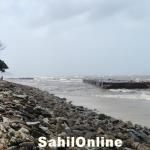 Cargo barge washes ashore on Jali beach in Bhatkal