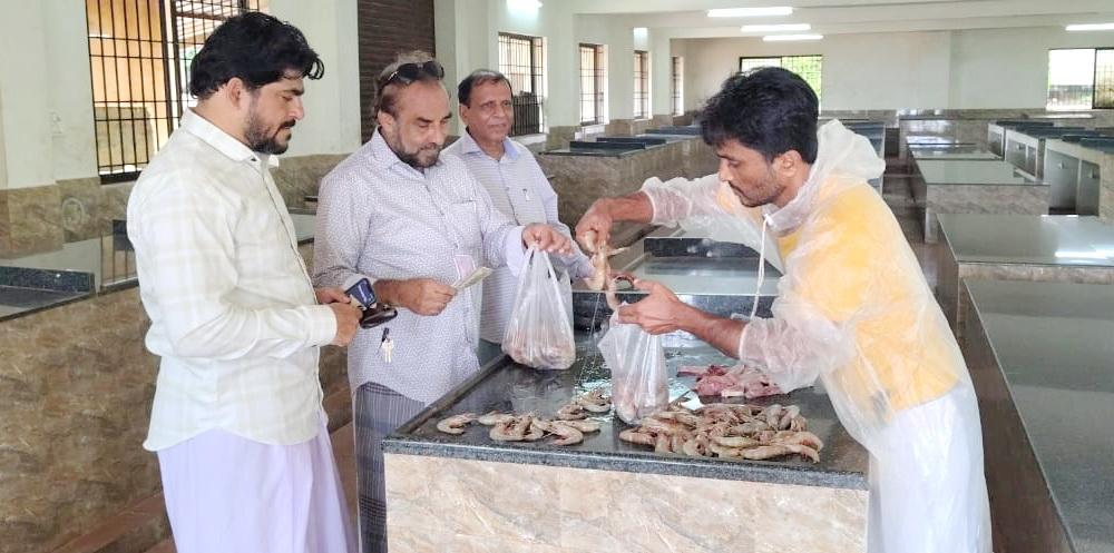 Bhatkal: hi-tech fish market opens today; first day sees only one seller and dozens of buyers