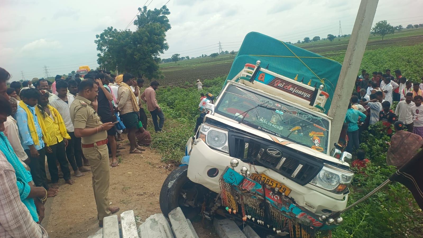 Three women labourers killed, 8 injured as Bolero crashes into electric pole in Yadgir