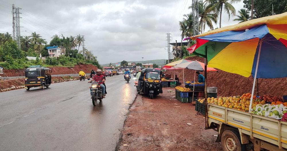 Encroachment by fish, fruit vendors adds to commuters' woes on Bhatkal stretch of NH-66