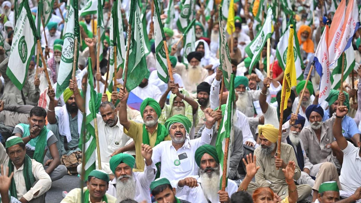 Delhi farmers hold ‘Kisan Mahapanchayat’ at Jantar Mantar demanding legal MSP guarantee