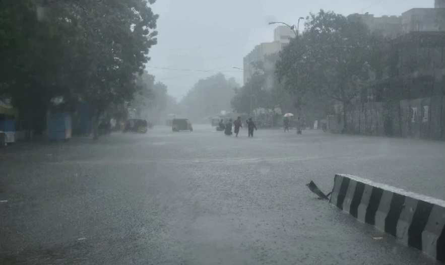 Cyclonic storm Fengal approaches Tamil Nadu coast; heavy rains and strong winds disrupt normal life