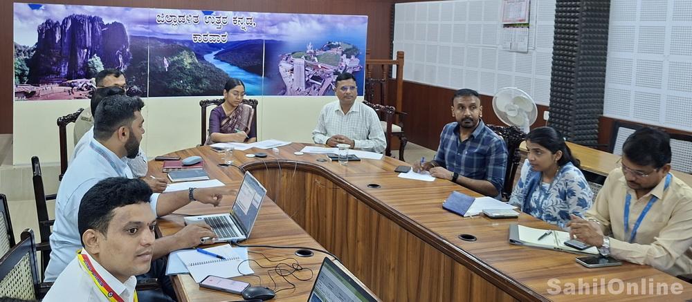 Karwar: Uttara Kannada DC urges citizens, including children, to update Aadhaar free of cost