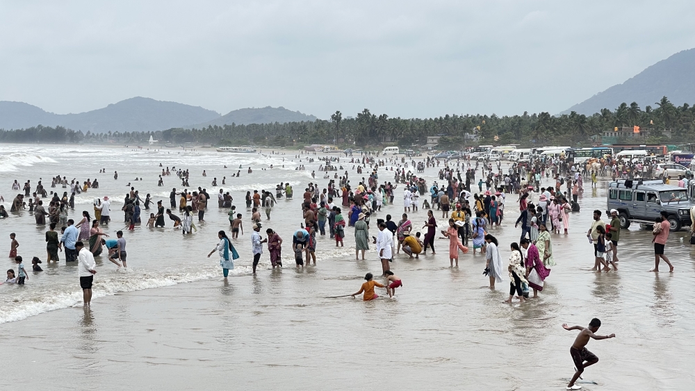 Tourist surge overwhelms Murdeshwar ahead of monsoon