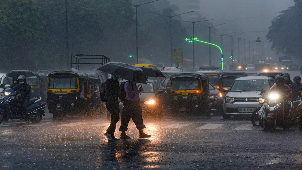 Cyclone Fengal: Heavy rain forecasted for Dakshina Kannada and Udupi; schools and colleges closed on Tuesday