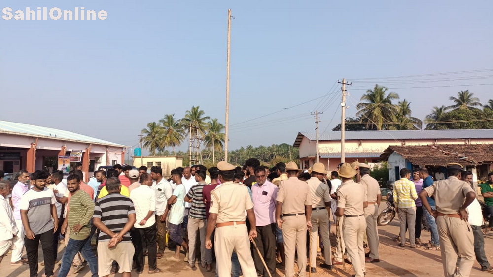 Savarkar nameplate and flagpole removal sparks protest in Bhatkal; Flagpole reconstructed  at Tenginagundi port